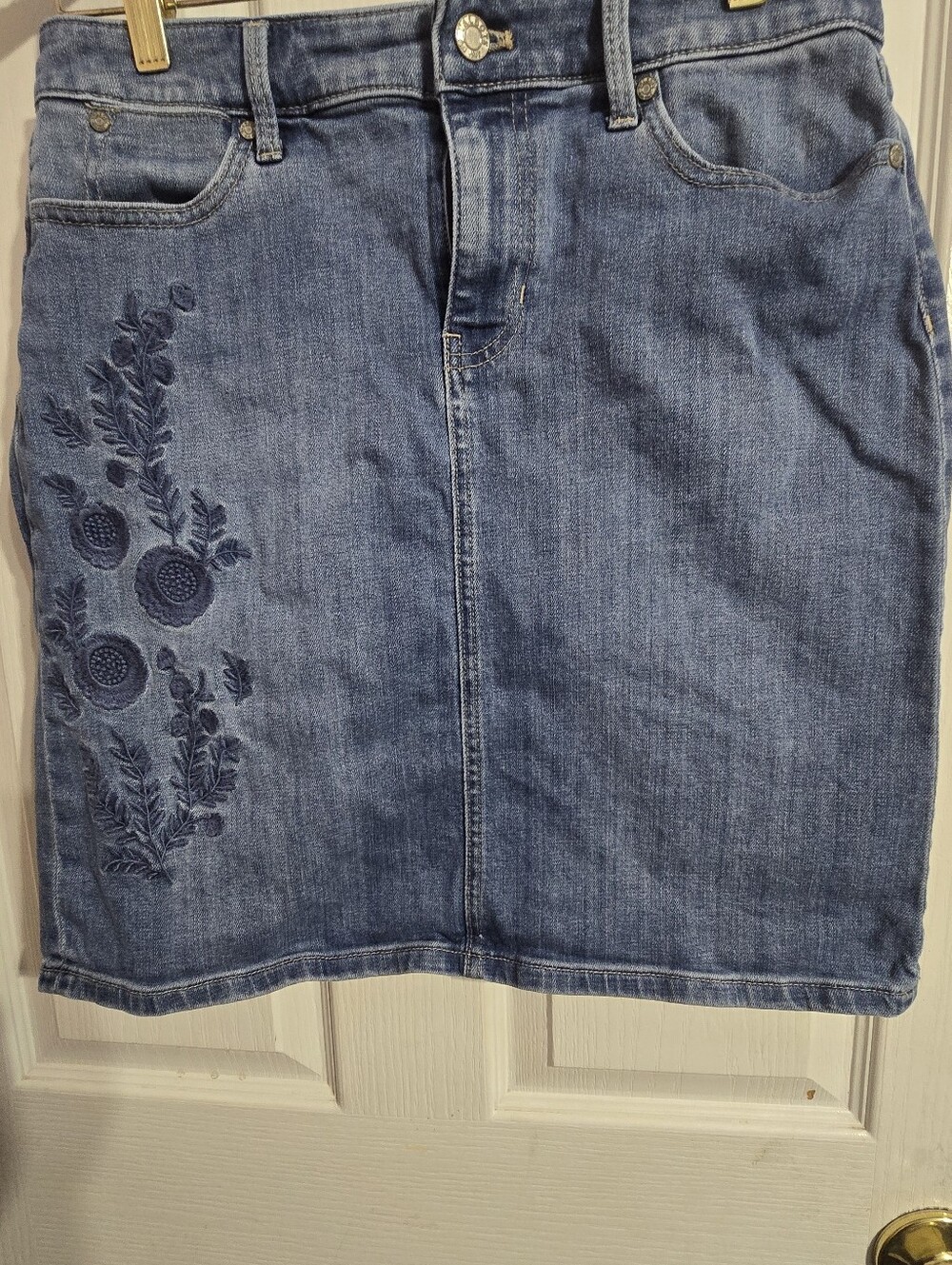 Talbots Denim Skirt Size 4 Floral Embroidered Blue Jean Mid Wash Pencil Mini